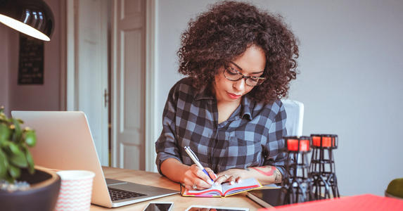 正在上網(wǎng)課的留學(xué)生